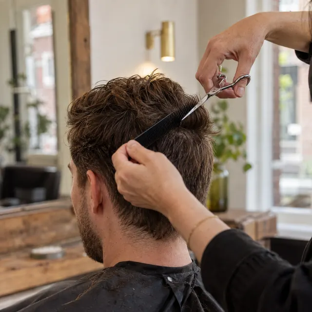 Een kapper aan het werk.